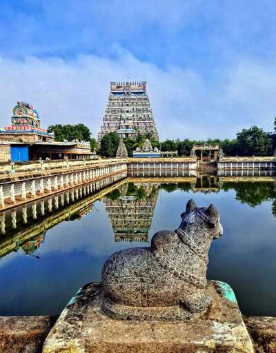 Bassin du temple et statue de Nandi
