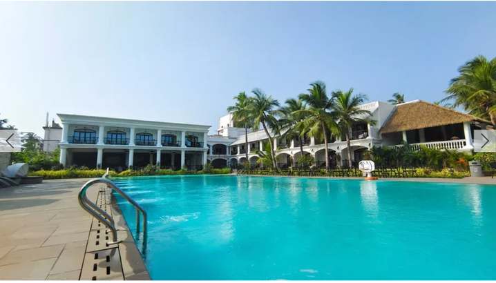 Piscine du Lagoon Sarovar Premiere Resort