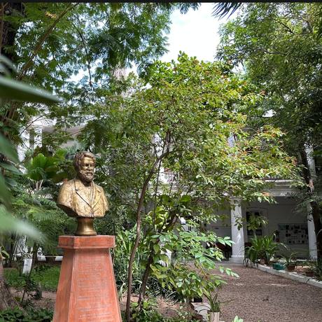 La cour d'honneur du lycée, buste et jardin
