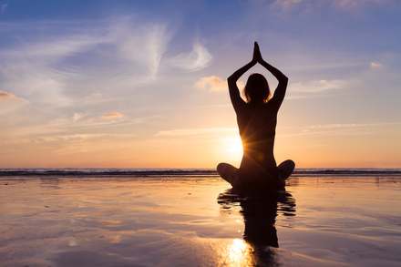 Yoga au coucher du soleil